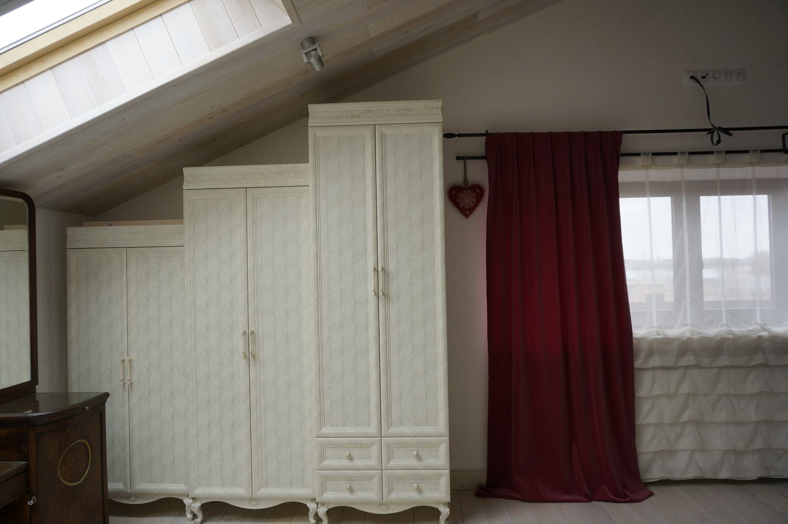 Шкафы в мансардную комнату