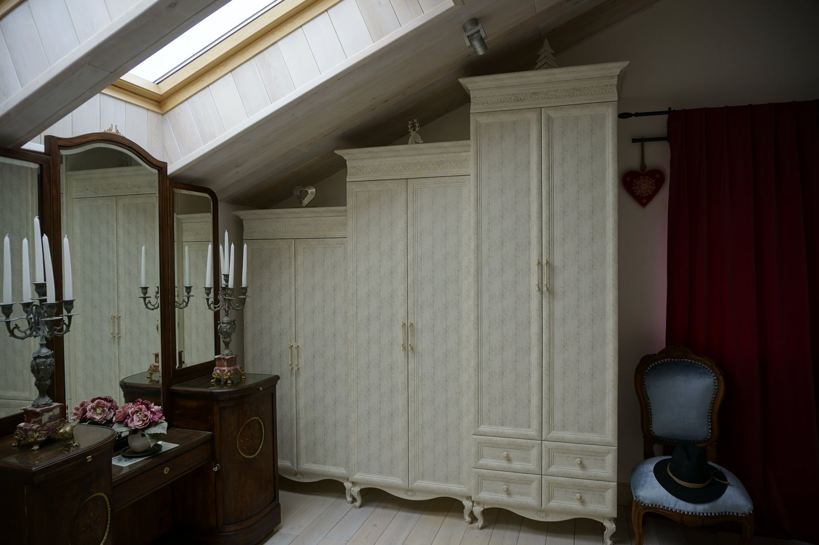 Шкафы в мансардную комнату