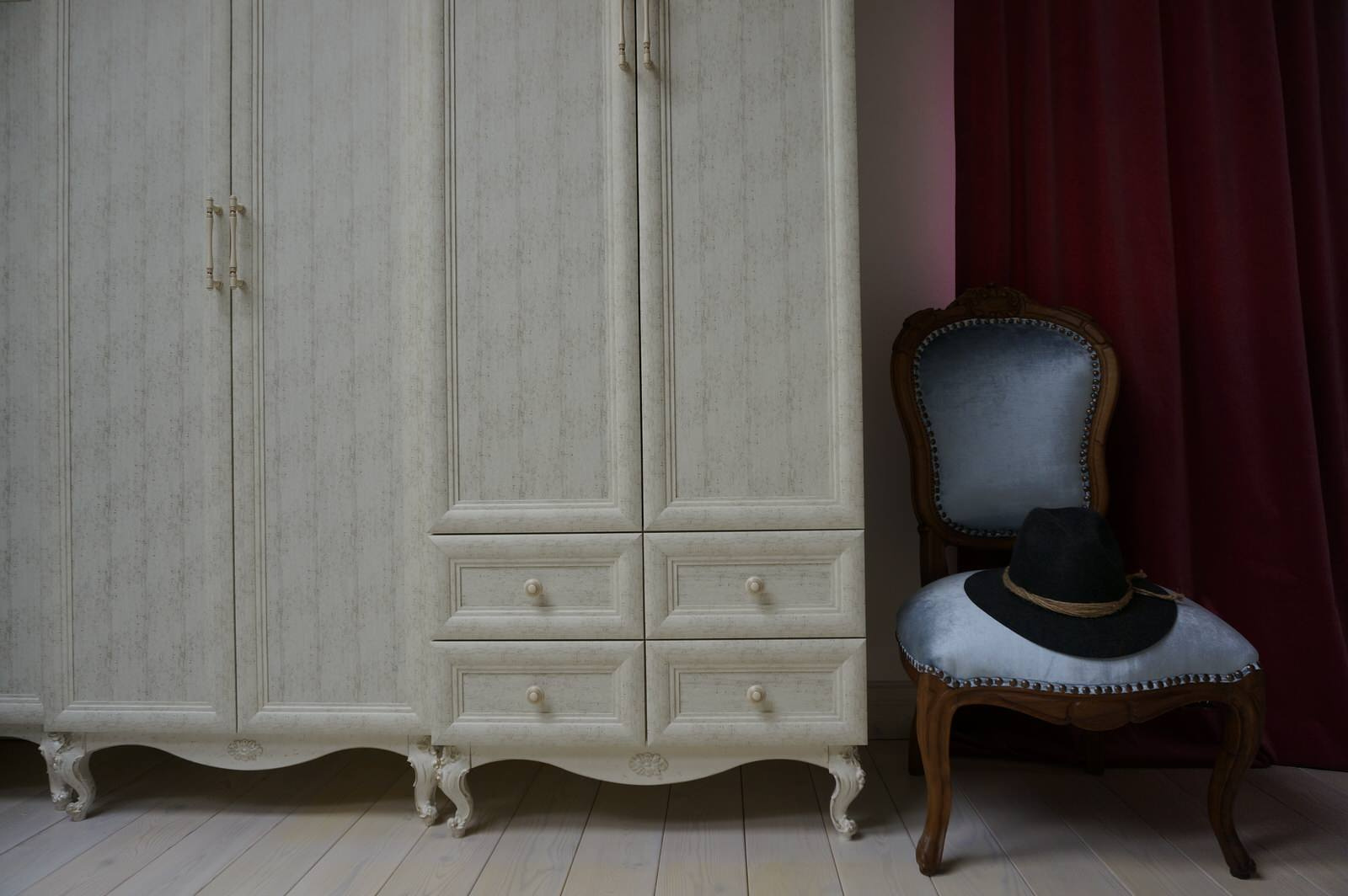 Шкафы в мансардную комнату