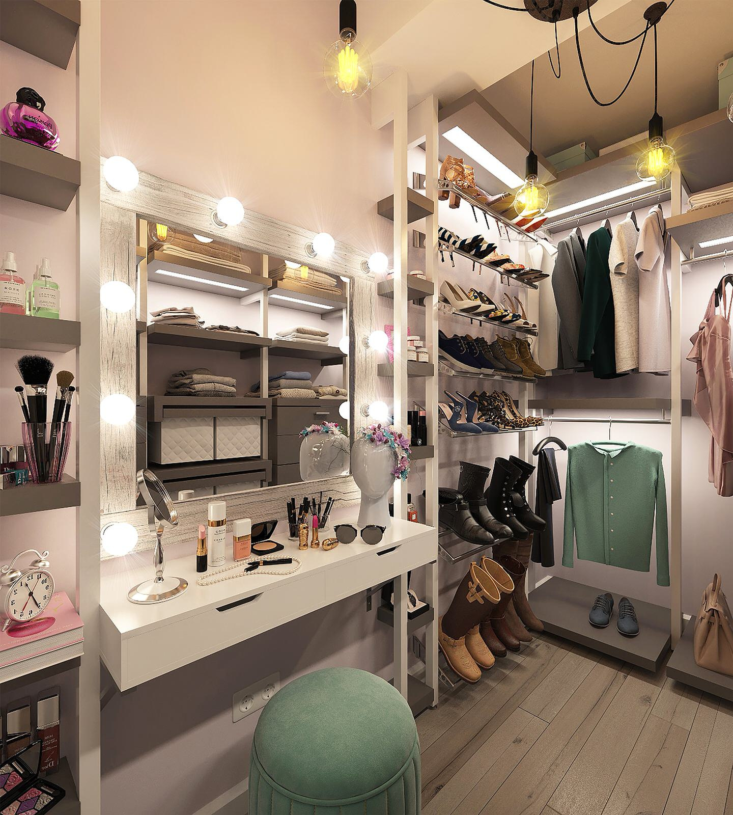 Гардеробная при хозяйской спальне