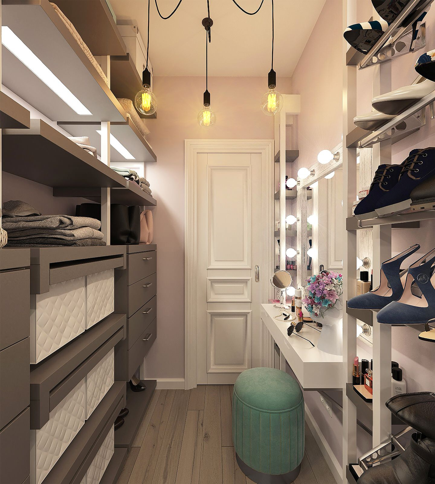 Гардеробная при хозяйской спальне