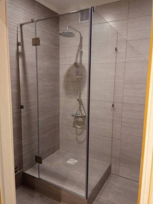 Душевые из закаленного стекла