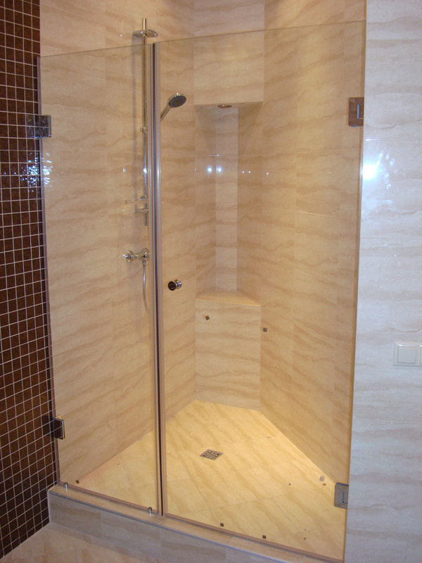 Обложка проекта: Душевые из закаленного стекла