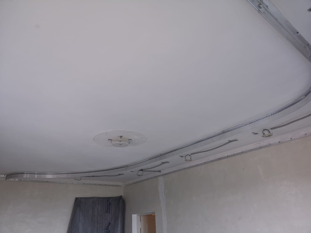 Двухуровневый глянцевый натяжной потолок