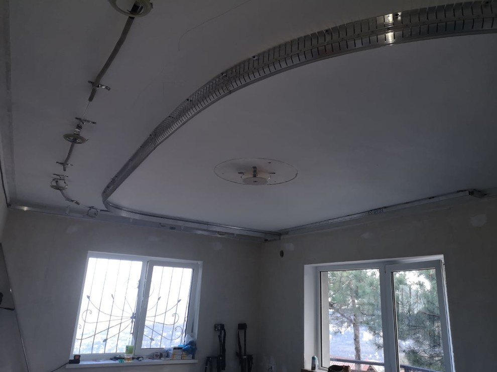 Двухуровневый глянцевый натяжной потолок