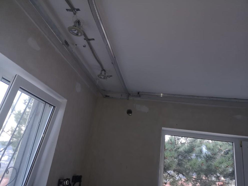 Двухуровневый глянцевый натяжной потолок