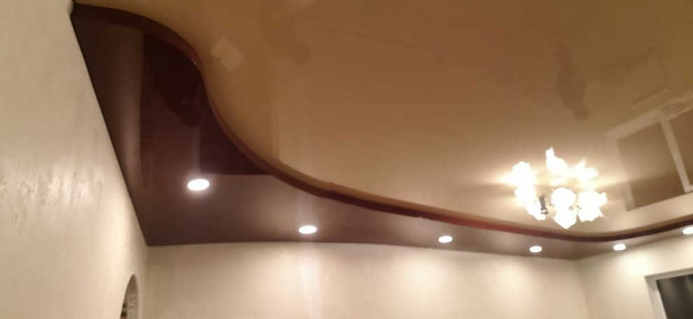 Двухуровневый глянцевый натяжной потолок