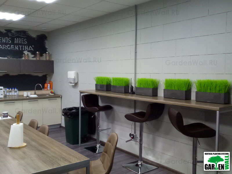 Искусственная трава в озеленение интерьера