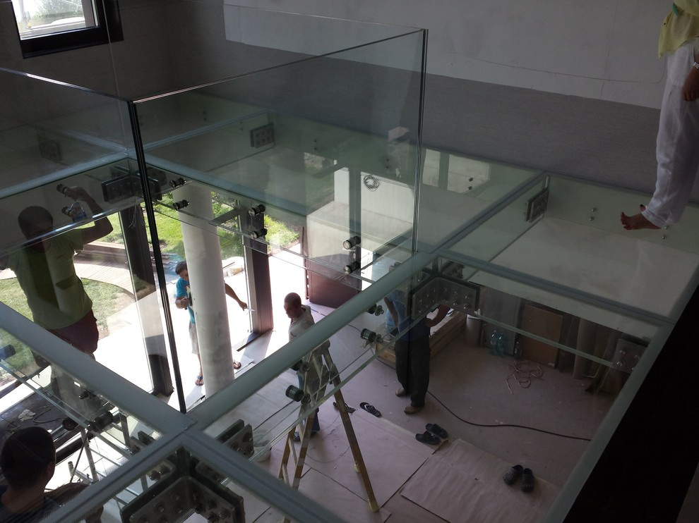 Стеклянный пол.