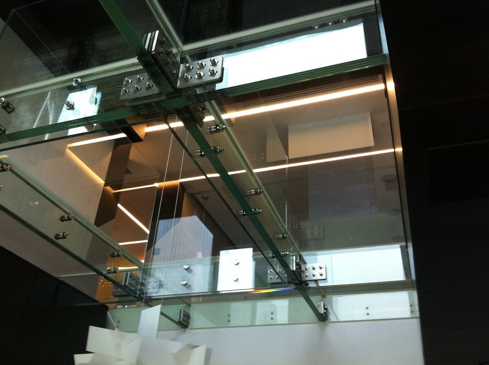 Стеклянный пол.