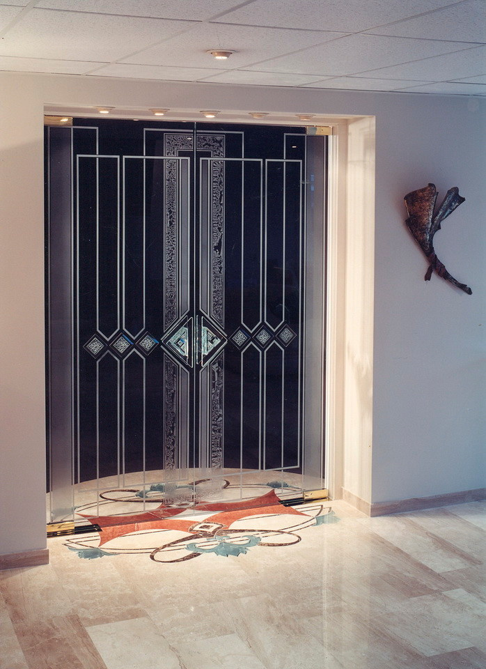 Стеклянные двери.