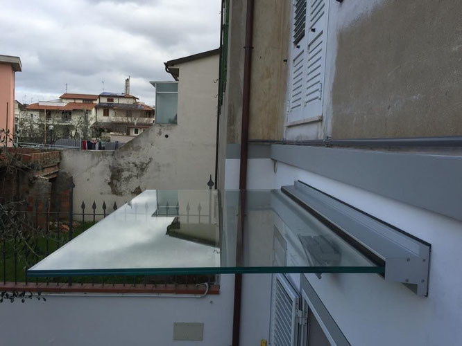 Стеклянные козырьки.