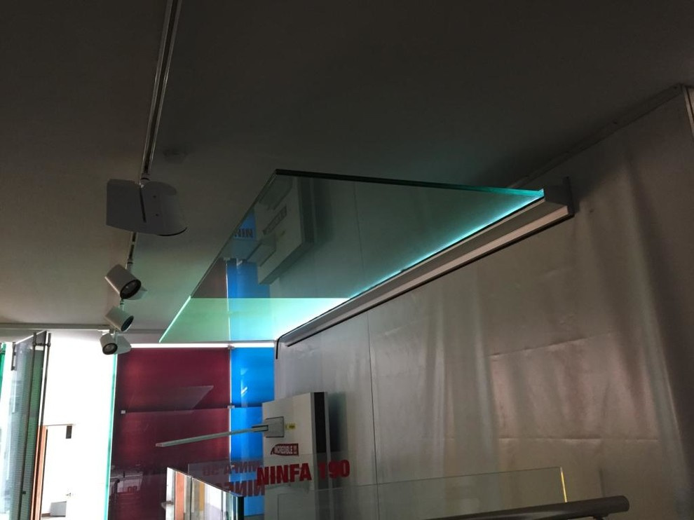 Стеклянные козырьки.