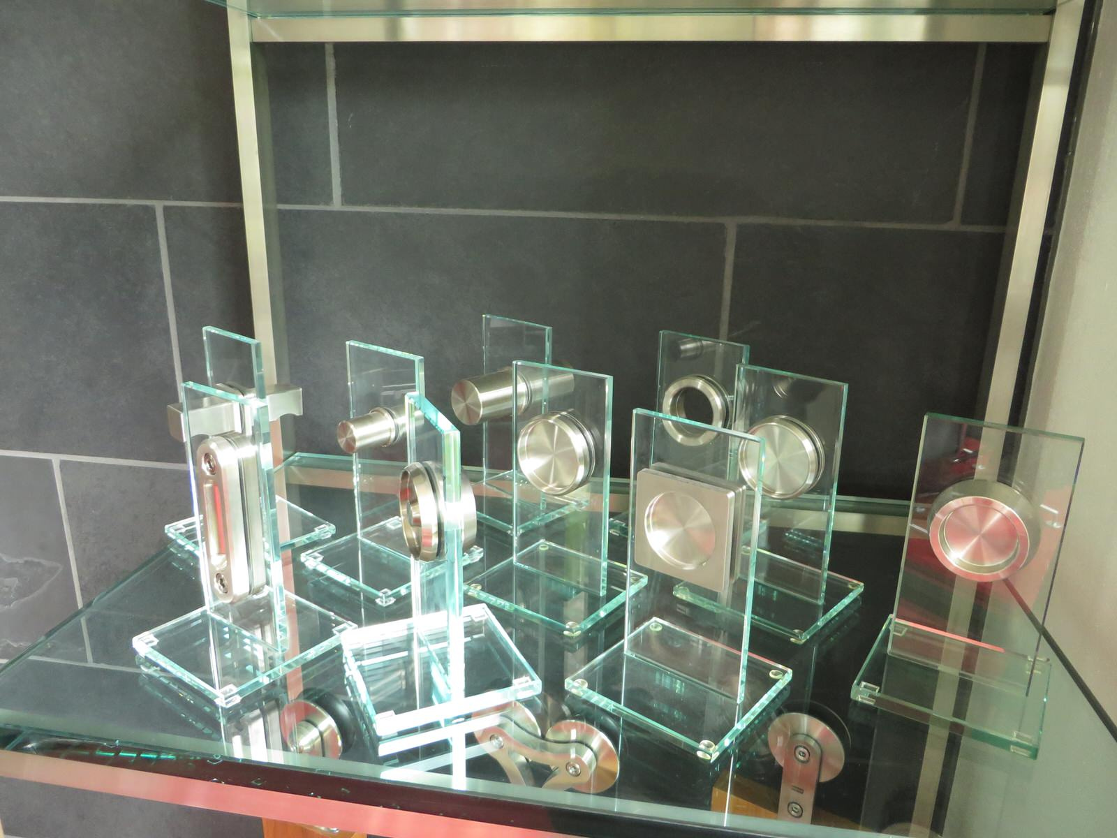 Фурнитура из нержавеющей стали.