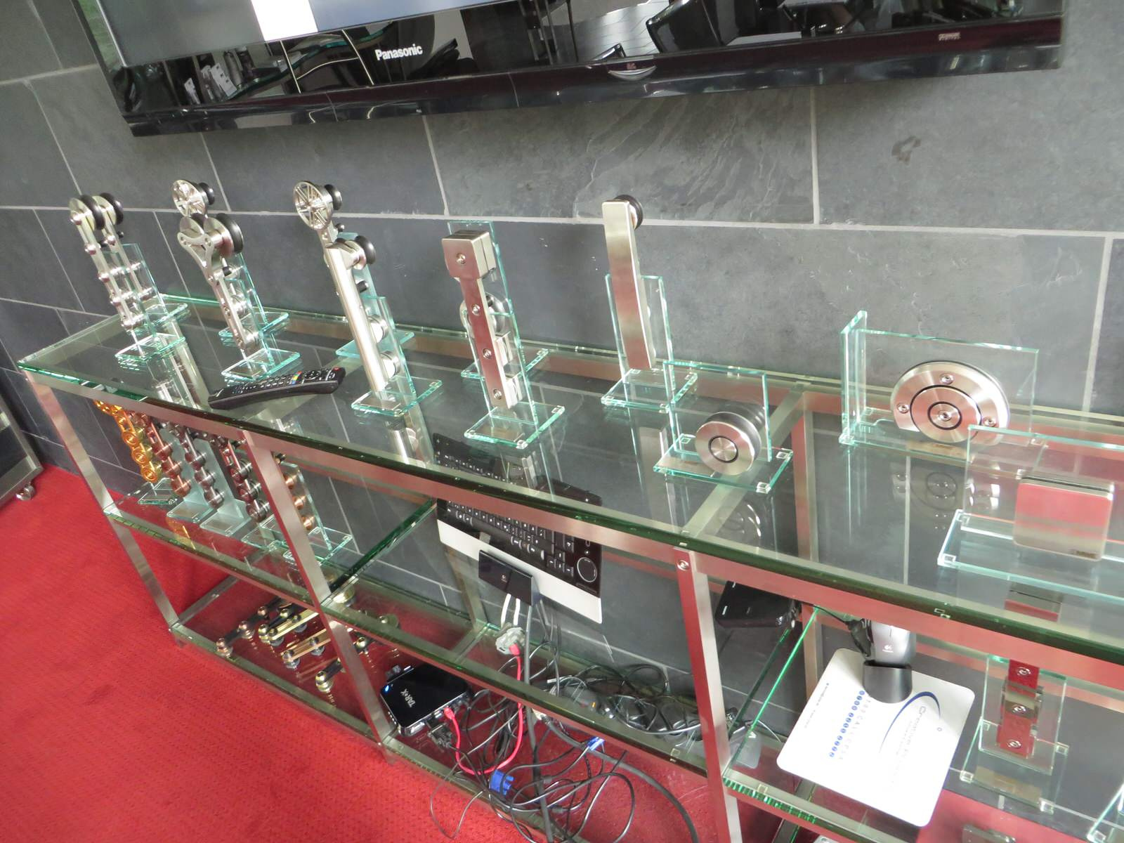 Фурнитура из нержавеющей стали.