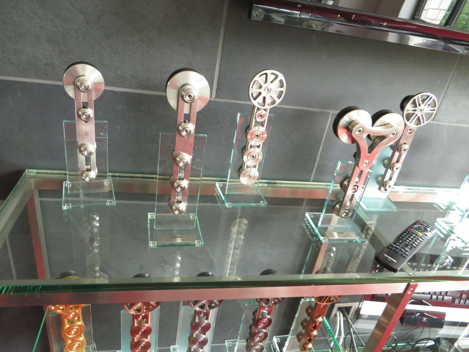 Фурнитура из нержавеющей стали.