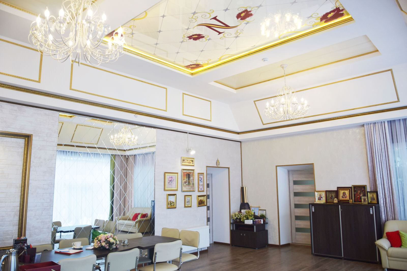 The Royal Cabinet / Королевский кабинет. Реализован