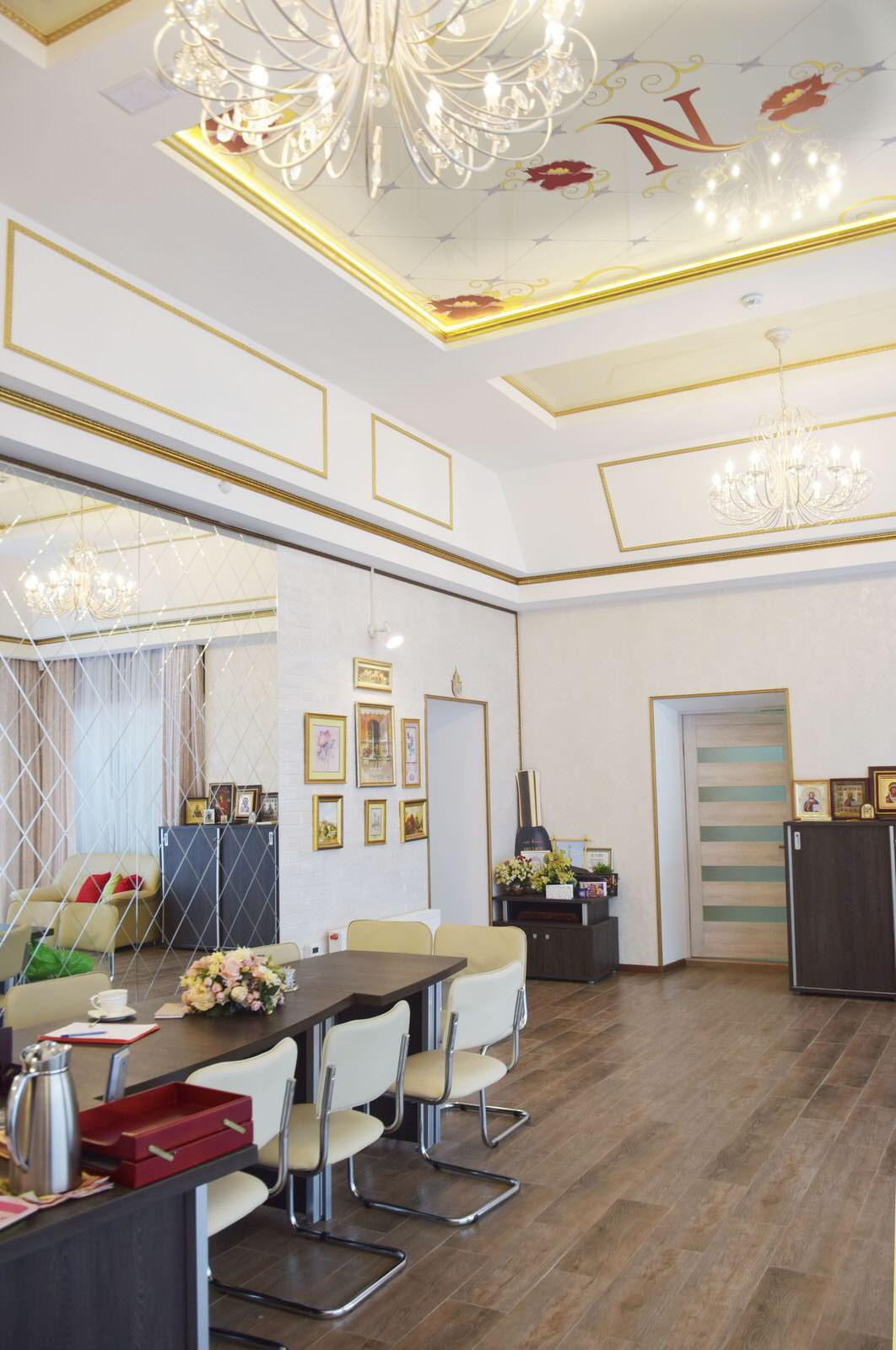 The Royal Cabinet / Королевский кабинет. Реализован