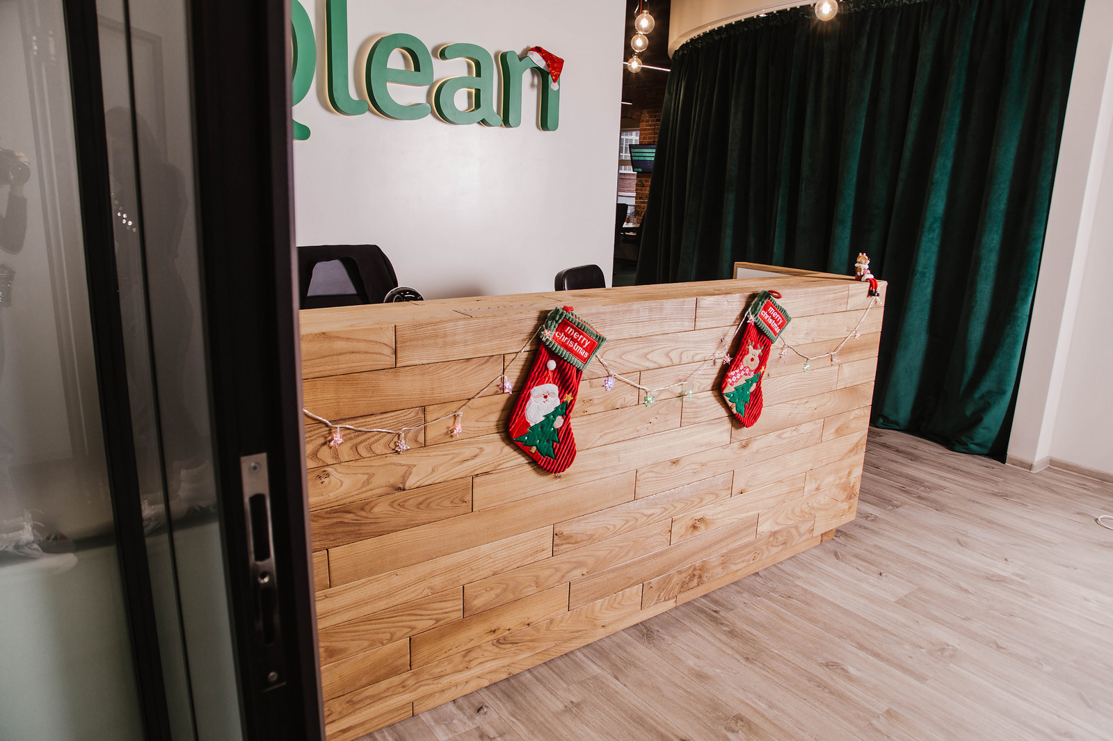Стойка респшн для компании Qlean.ru