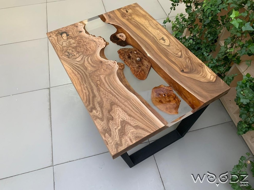 Стол из карагач с прозрачной рекой