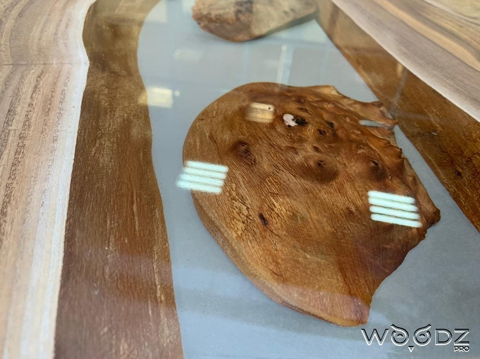 Стол из карагач с прозрачной рекой