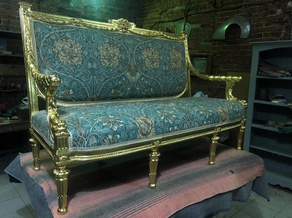 Реставрация дворцового дивана с дельфинами. XIX век