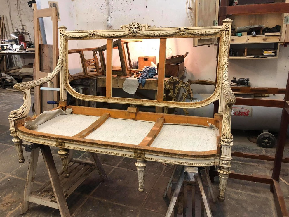 Реставрация дворцового дивана с дельфинами. XIX век