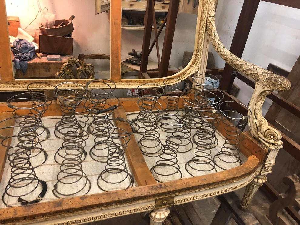 Реставрация дворцового дивана с дельфинами. XIX век