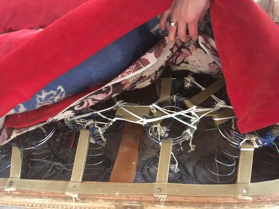 Реставрация дворцового дивана с дельфинами. XIX век