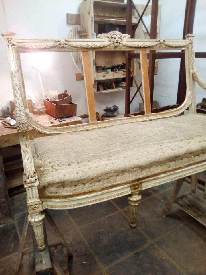 Реставрация дворцового дивана с дельфинами. XIX век