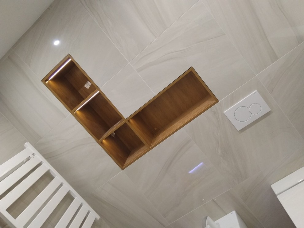 Встроенные полки со светодиодной подсветкой