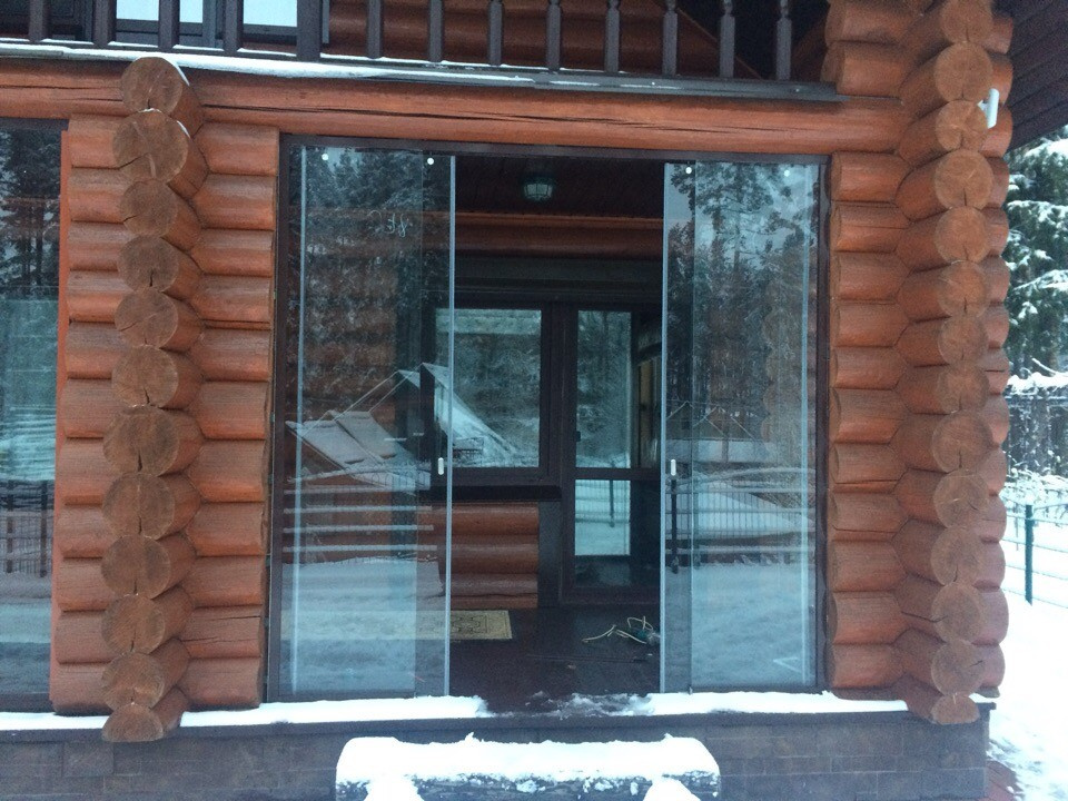 Безрамное остекление входной зоны бревенчатого дома