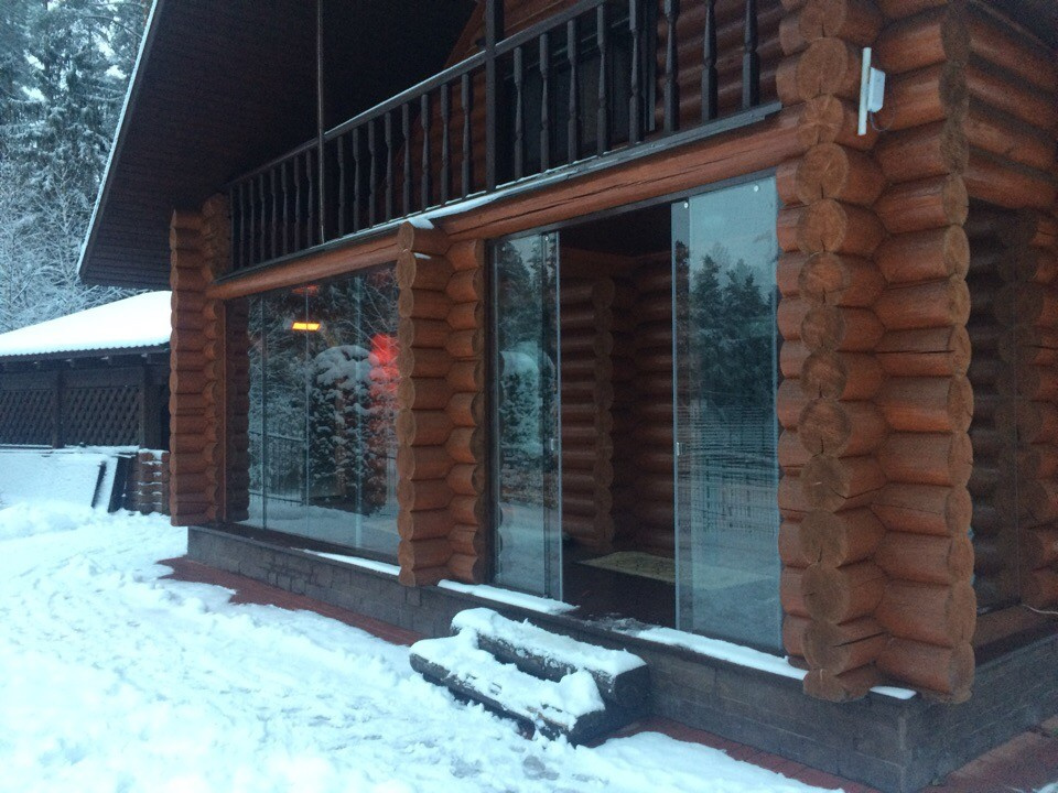 Безрамное остекление входной зоны бревенчатого дома