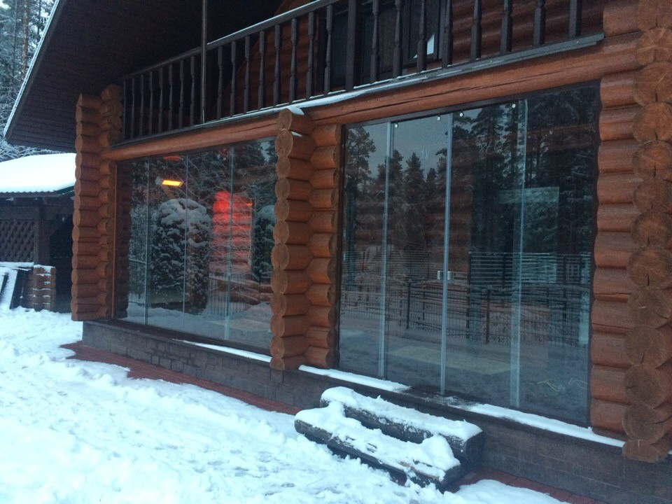 Безрамное остекление входной зоны бревенчатого дома