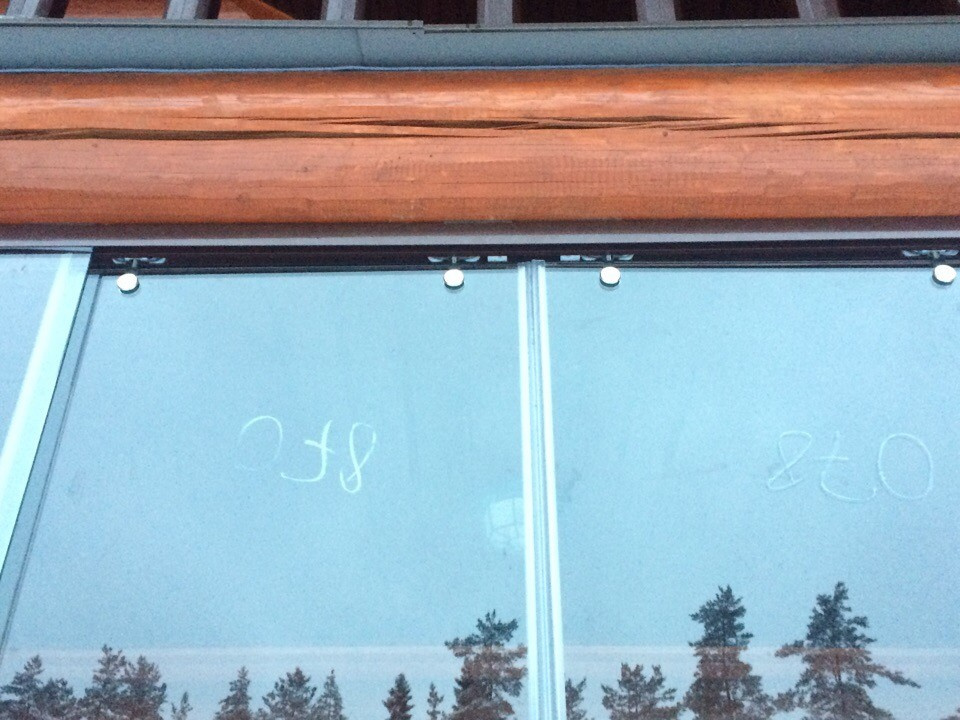 Безрамное остекление входной зоны бревенчатого дома