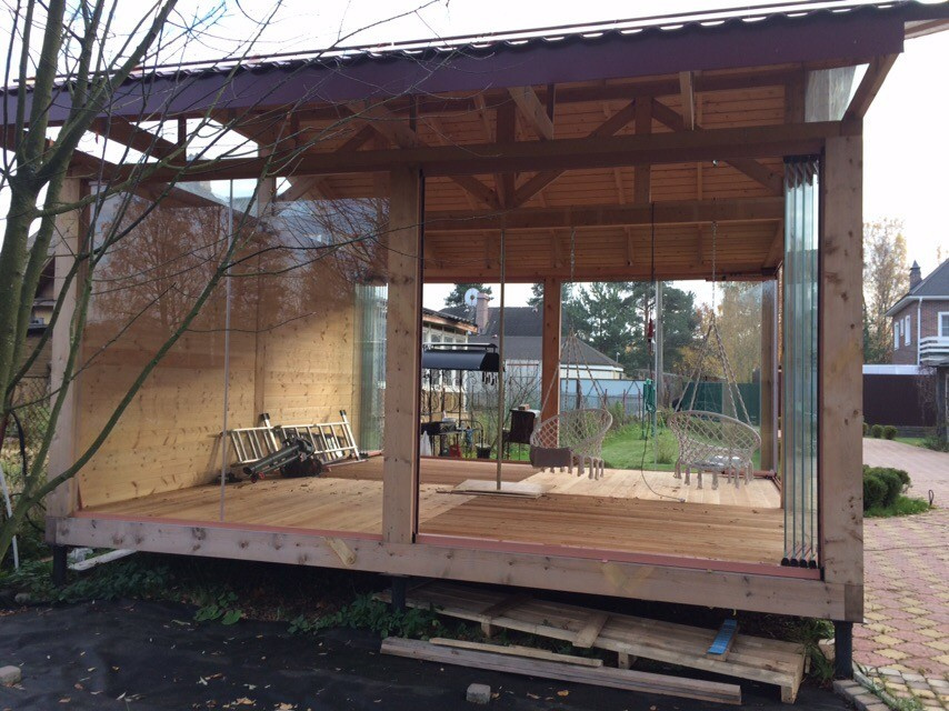 Безрамное остекление отдельно стоящей беседки (Лисий Нос)