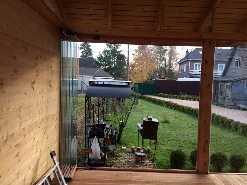 Безрамное остекление отдельно стоящей беседки (Лисий Нос)