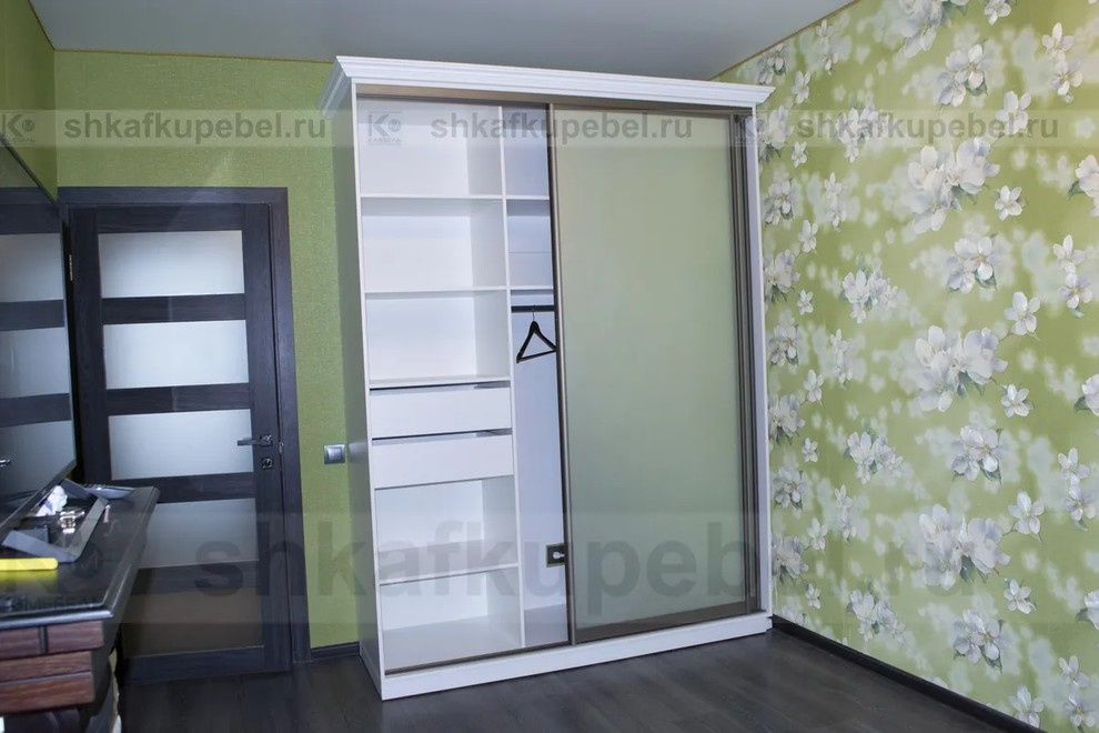 Белый шкаф с карнизом из массива