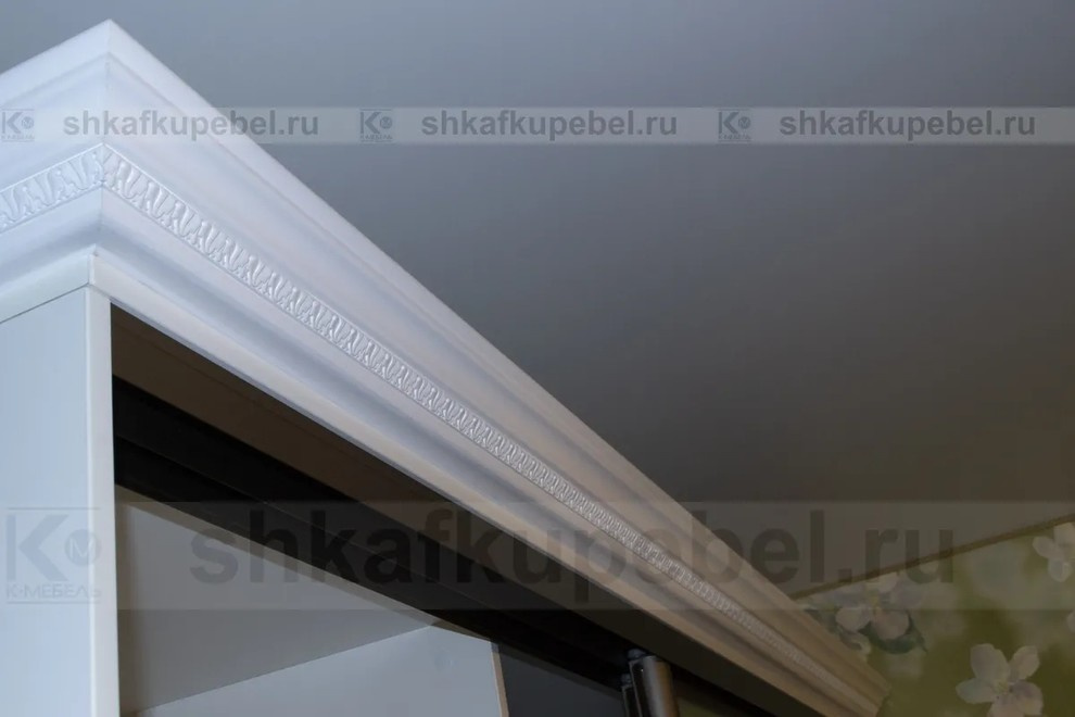 Обложка проекта: Белый шкаф с карнизом из массива
