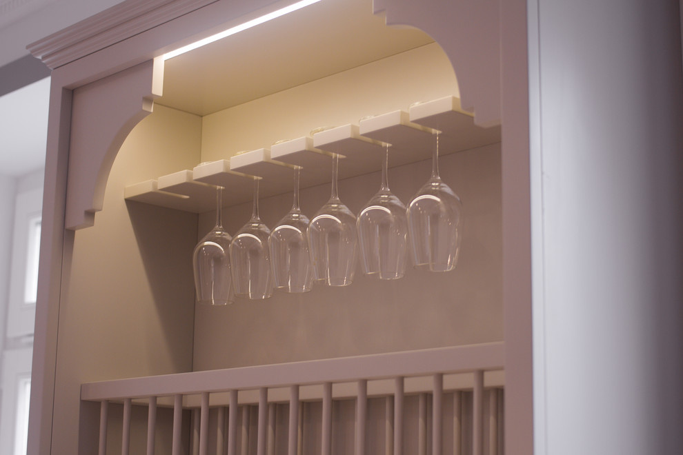 П-образная кухня с барной стойкой в сером цвете