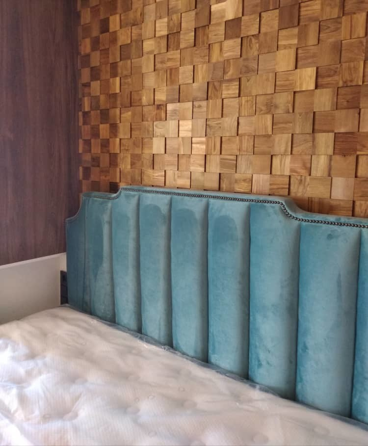 Отделка стены 3д панелями в прикроватной зоне