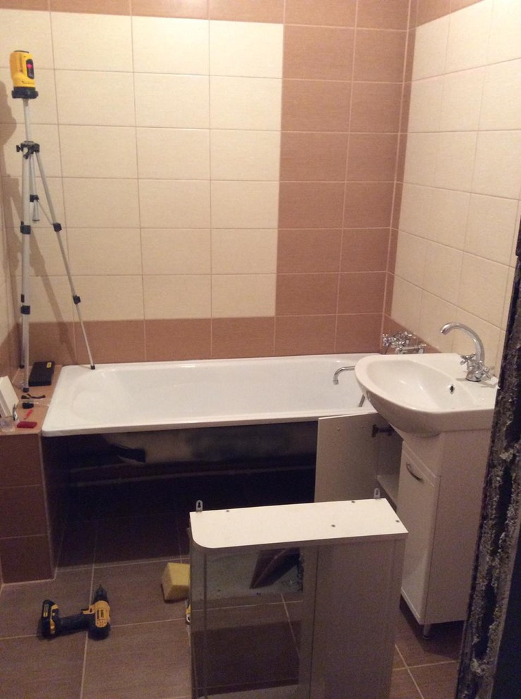 Процесс укладки плитки