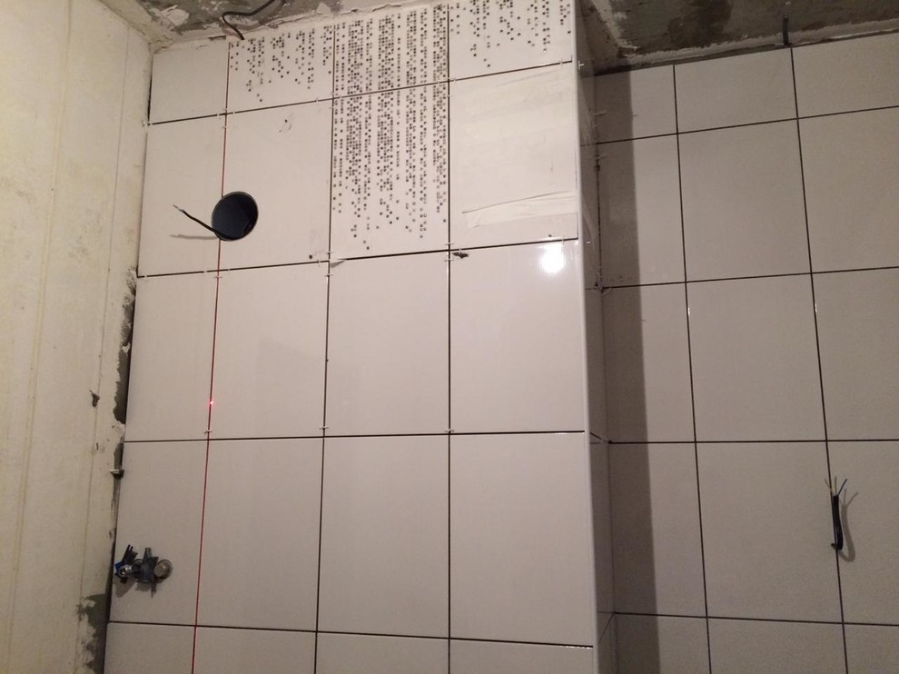 Процесс укладки плитки