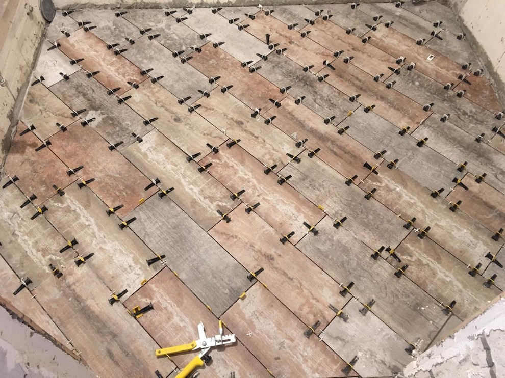 Процесс укладки плитки