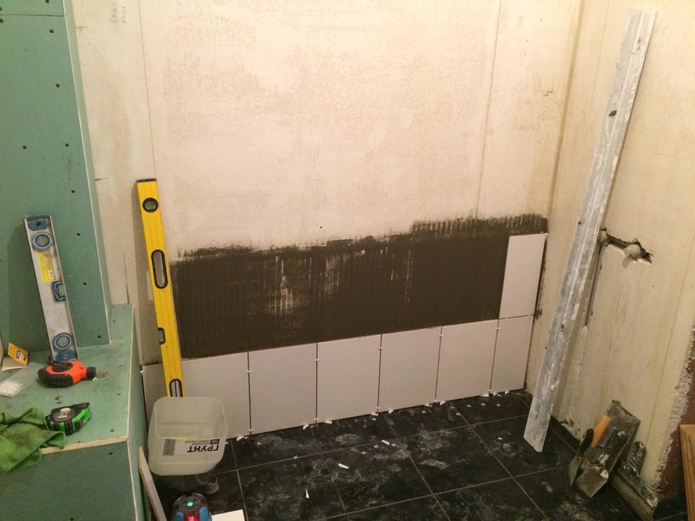 Процесс укладки плитки