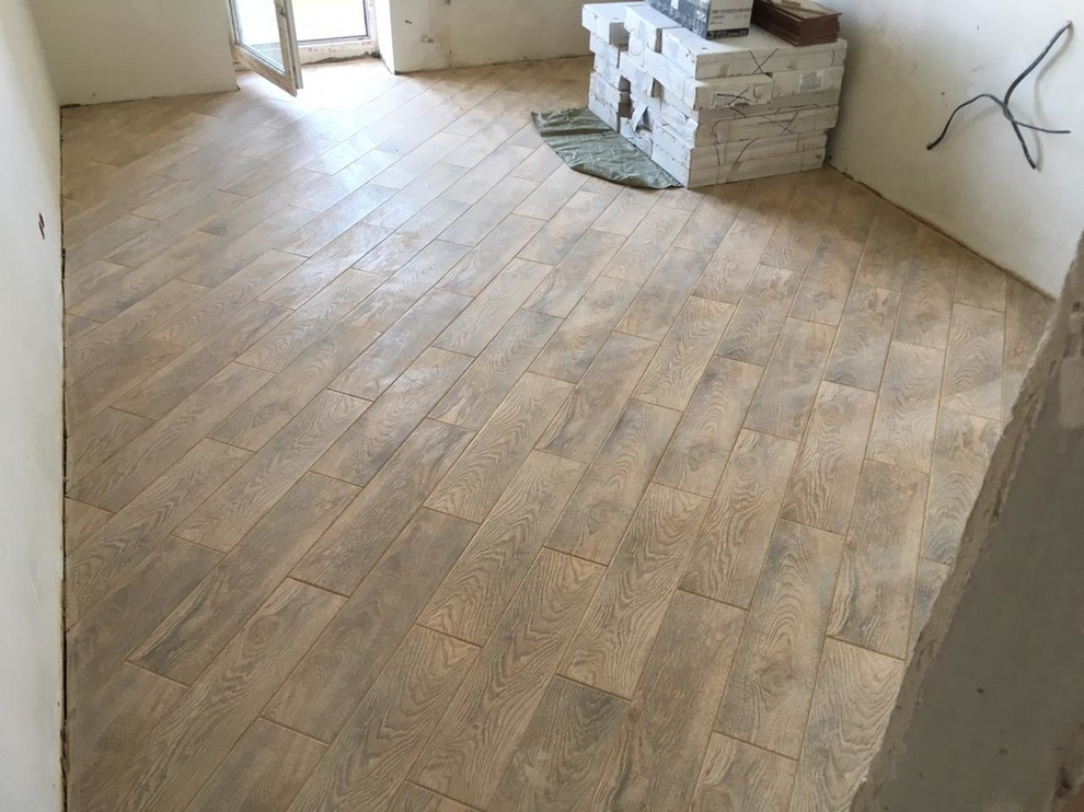 Процесс укладки плитки