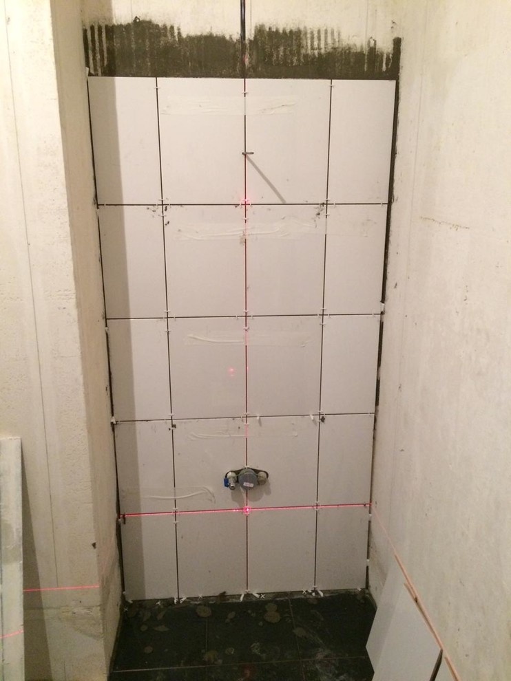 Процесс укладки плитки