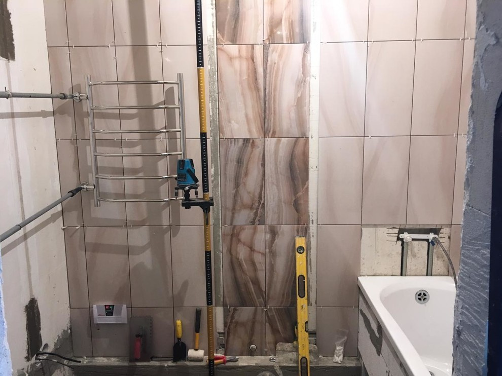 Процесс укладки плитки