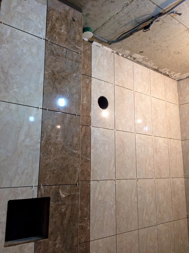 Процесс укладки плитки