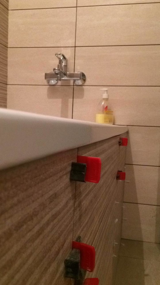 Процесс укладки плитки